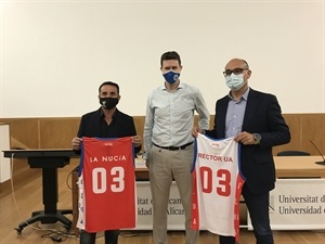 El rector de la UA Manuel Palomar y Bernabé Cano, alcalde de La Nucía han recibido una camiseta del equipo