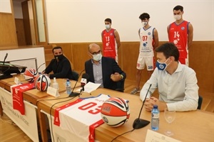 Manuel Palomar, rector de la UA, durante la presentación del equipo este mediodía, junto a Toni Gallego y Bernabé Cano