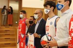 Los jugadores Guillem Arcos (capitán), Arturo Fernández y Olle Stümer han participado en el acto en el rectorado