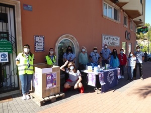 Scouts de La Nucía junto a Vicent Devesa, coordinador local y Beatriz Pérez Hickman, concejala de Bienestar Social en el punto en la Farmacia Cano