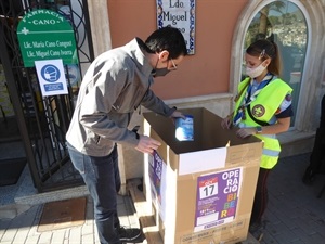 Un vecino solidario donando leche infantil