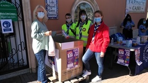 Beatriz Pérez Hickman, concejala de Bienestar Social durante su donación junto a tres jóvenes Scouts de La Nucía