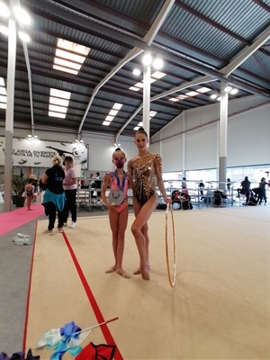 Maria Koycheva junto a  la primera gimnasta de España: Polina Berezina