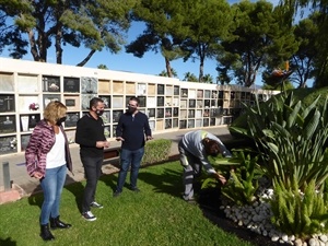 L@s concejales Pepe Cano y Mª Jesús Jumilla junto a Bernabé Cano, alcalde de La Nucía durante la visita a los cementerios