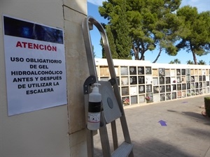 Es obligatorio el uso del gel antes de coger las escaleras de los cementerios