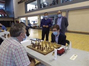 David Antón, ganador del Open, durante una de sus partidas junto a Francisco Cuevas, pte. FACV y Bernabé Cano, alcalde de La Nucía