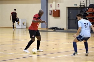 Tobe en una acción del partido ante el Serrelles Alcoy