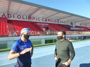 Kristian Blummenfelt conversando con Bernabé Cano, alcalde de La Nucía