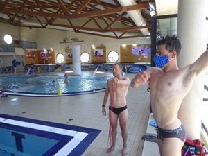 Kristian Blummenfelt y Gustav Iden estirando antes de nadar en la Piscina Climatizada Camilo Cano de La Nucía