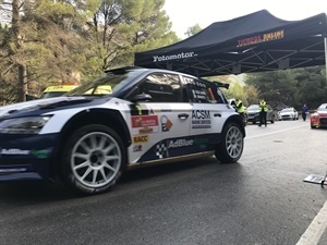 Nil Solans saliendo en el shakedown con su Skoda Fabia