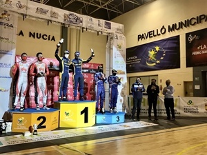 Podium final del CERA en el Rallye La Nucía: 1º "Cohete" Suárez y Alberto Iglesias (Skoda) en lo más alto, 2º Pepe López y Borja Hernández (Citroën) y 3º Iván Ares y David Vázquez (Hyundai) junto a Bernabé Cano, alcalde de La Nucía, Manuel Aviñó, pte RFEDA y Vicente Cabanes, director Rallye