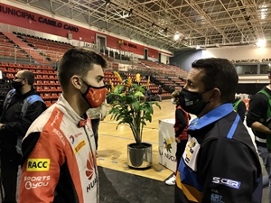 Pepe López, segundo en el Rallye, hablando con Bernabé Cano, alcalde de La Nucía