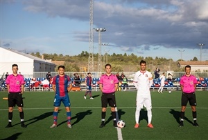 Fofo y el capitán del At. Levante junto al trío arbitral antes de comenzar el encuentro