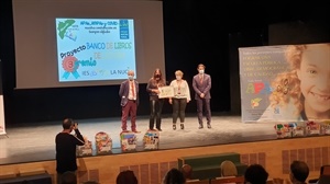 Manoli Romero, pta. AMPA y Martina Ato, vicepta, recogiendo el premio, junto pte. FAPA y alcalde de Torrevieja