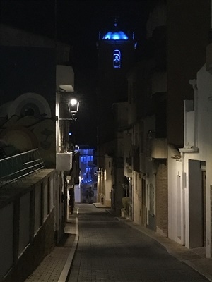 Campanario de la Iglesia teñido de azul