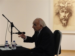 Brines recitando su poesía en l'Auditori de La Nucía