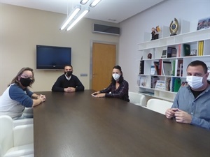 Elena Valverde Moreno, pta y Francisca Berenguer, vocal del AMPA Colegio Sant Rafael junto a Sergio Villalba, concejal de Educación y Bernabé Cano, alcalde de La Nucía