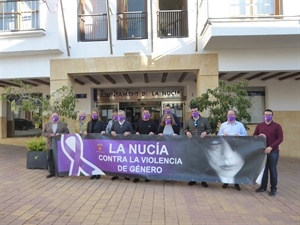 Gemma Márquez, concejala de Igualdad, Pepa Ivorra, portavoz PSOE, Rafael Congost, portavoz Ciudadanos, Bernabé Cano, alcalde de La Nucía y concejales demostrando la "unidad" municipal frente la "Violencia de Género"