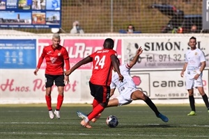 Foto de Arsen Voronyy. Bora Barry disputando un balón en la segunda parte