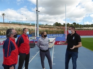 Ludmila Engquist (Oro olímpico en Atlanta 96) y Grigoriy Yegorov (bronce en Seúl 88) junto Pepe Brotons, director Escuela Atletismo y Sergio Villalba, concejal de Deportes