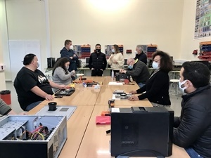 Los profesores del curso junto a Serafín López, concejal Empleo y Bernabé Cano, alcalde de La Nucía, en la clausura del curso