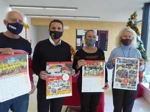 Vidal Corredor, pte. Asociación Jubilados, Elena Montoya, tesorera Asociación, Beatriz Pérez-Hickman, concejala de Bienestar Social y Bernabé Cano, alcalde de La Nucía en la presentación del calendario