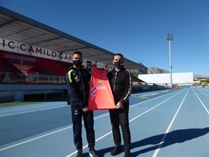 El maratoniano Benabbou con la equipación de "La Nucía, Ciudad del Deporte" junto a Bernabé Cano, alcalde de La Nucía