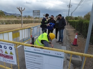 Eduardo Martínez, Coves Energy, Franciso García, ing. técnico municipal, Miguel A. Ivorra, concejal de Urbanismo y Bernabé Cano, alcalde de La Nucía visitando las obras.