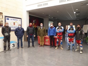 Sergio Villalba, concejal de deportes, Carmelo Fernández, pte. FMCV, Salva Aguado, Delegado Trial FMCV, Baptiste Llorens, Club Off Road La Nucía, José María Martínez, ganador de la categoría TR4 Verde +40 y otros pilotos del club nuciero