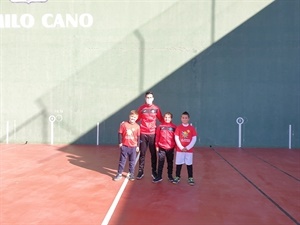 El Pilotari profesional Pere Roc II con los jugadores del equipo Benjamín de la Escola de Pilota Valenciana de La Nucía