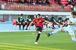 el jugador nuciero Javi Cabezas en un centro al área