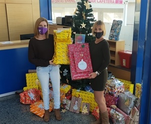 Las concejalas Mª Jesús Jumilla y Gemma Márquez con los regalos entregados en el árbol solidario del Centre Juvenil