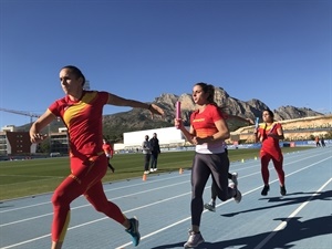 La Selección de Relevos 4x100 entrenando en La Nucía, con el alcalde Bernabé Cano y el concejal de Deportes Sergio Villalba al fondo