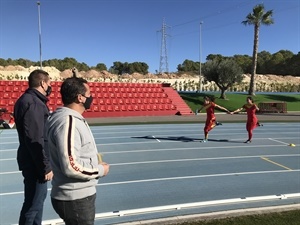 Sergio Villaba, concejal de Deportes y Bernabé Cano, alcalde de La Nucía, viendo las postas de relevos en el Estadi Olímpic