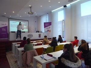 La psicóloga Sonia Machada ha impartido esta mañana este Taller de Motivación para el estudio a 20 alumn@s del IES La Nucía