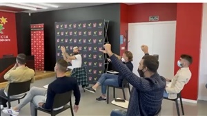 El capitán Fofo y otros jugadores celebrando el emparejamiento con el Elche C.F.