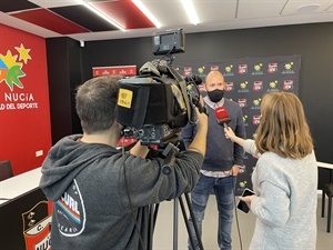 Kiko Lacasa, secretario técnico del CF La Nucía, atendiendo a las televisiones