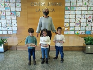 María Jesús Jumilla, concejala de Juventud junto a los ganadores de Primero de Infantil