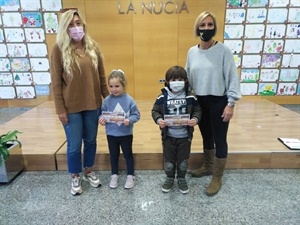 Ofelia Jurado, directora de la Escuela de Pintura y la concejala de Juventud con los ganadores de Tercero de Infantil