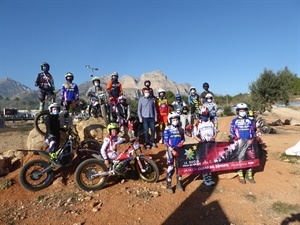 Las pilotos participante en el Campus Trial Femenino RFME junto a las monitoras Berta Abellán y Sandra Gómez y Sergio Villalba, concejal de Deportes