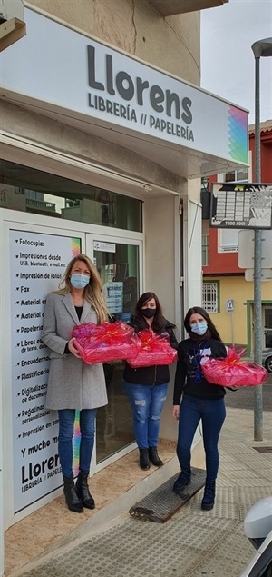 Jessica Gommans, concejala de Residentes Extranjeros junto a a las representantes de Papelería Llorens que elaboraron algunos de los sets de pintura