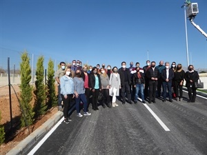 Alumnos. profesores y directora del Taller de Empleo junto a Tomás Aguirregoitia, representante de Labora (Servef), Serafín López, concejal de Empleo y Bernabé Cano, alcalde de La Nucía