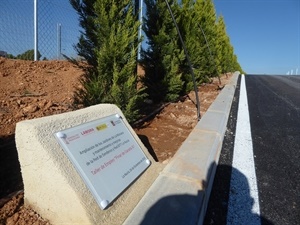 Placa junto a la actuación del Taller de Empleo XI