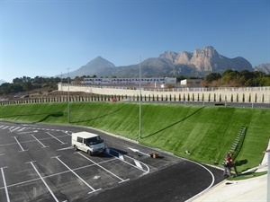 También se ha instalado césped artificial en el talud entre los dos parkings