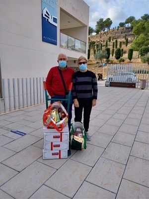 Juan Serrano y su mujer haciendo entrega de su donación al Programa de Alimentos