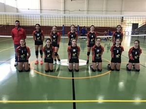 El infantil preferente del C.V. La Nucía con su entrenador Óscar Herreros antes de su partido ante el Racing Playas San Juan, en el Pabellón Ciudad Jardín