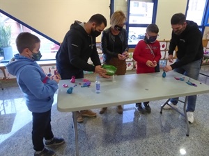 David Climent, Mag Malastruc y Mª Jesús Jumilla, concejala de Juventud con alguno de los participantes del Taller Mágico de Circo en el Centre Juvenil