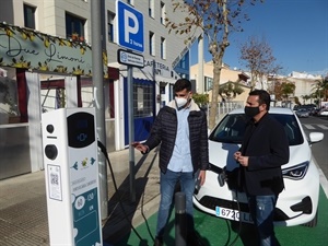 Alejandro Martínez, técnico Coves Energy Solutions junto a Bernabé Cano, alcalde de La Nucía en el punto frente al Centre Juvenil