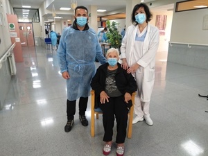 Eloisa García, Belén Rivero y Bernabé Cano, alcalde de La Nucía esta mañana en la Residencia Geriátrica Savia