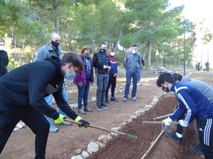 Chelo Vecín, cordinadora PAC, Sergio Villalba, concejal Educación y Bernabé Cano, visitando los trabajos del Aula de la Naturaleza del Instituto